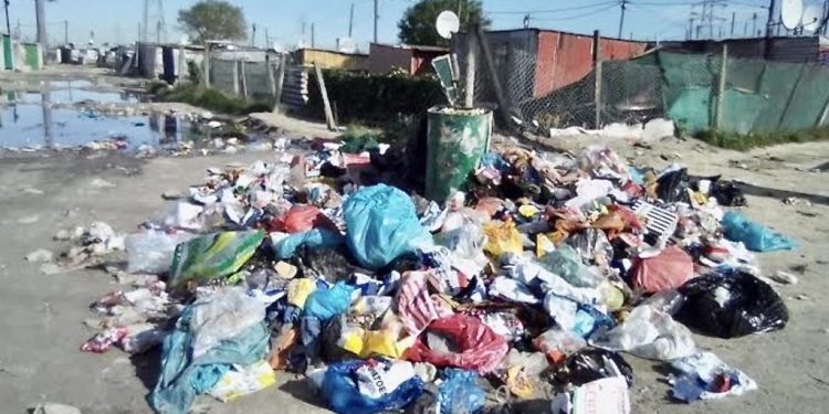 YWFL in Ekuthuleni slum settlement lead the community into the cleaning of its dump sites